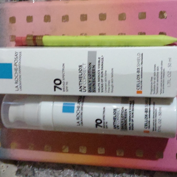 La Roche-Posay Anthelios UV Correct SPF 70 Daily Face Sunscreen with Niacinamid - Picture 2 of 3